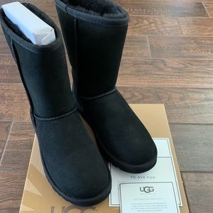 NEW NEVER WORN Classic Short Uggs - black